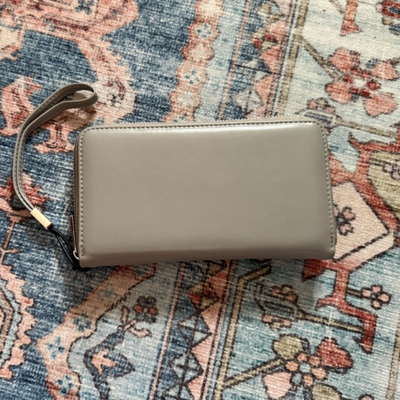 Handbags - 3/$15 🌟
Taupe Accordion Zip Around Wallet Wristlet Organizer Large Capacity